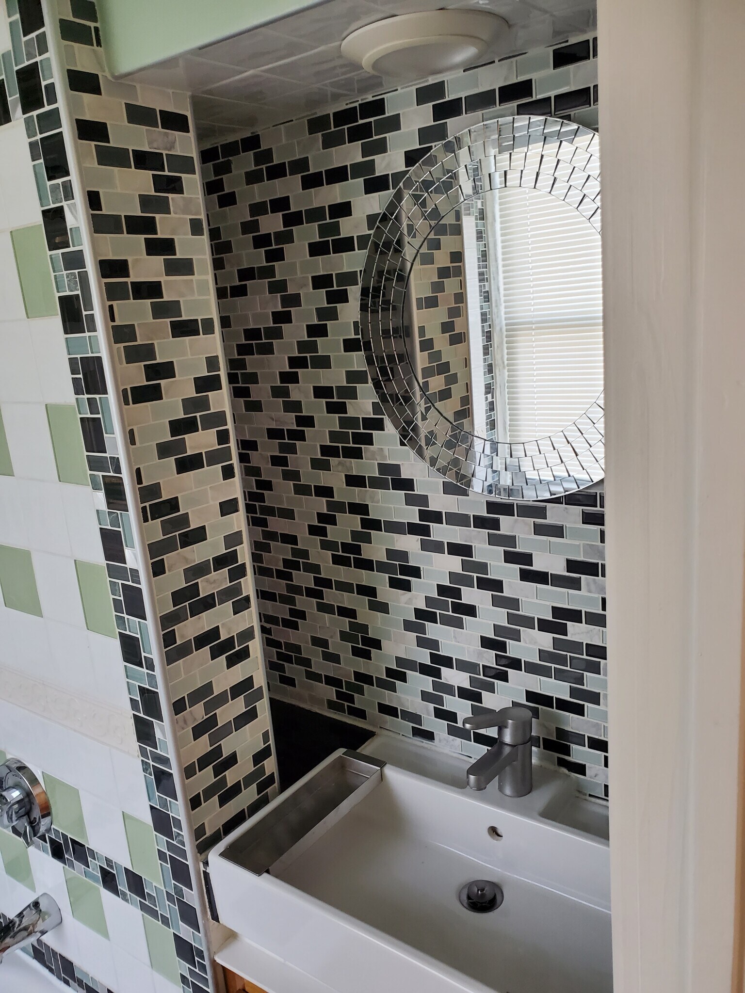 Bathroom - 27 Bridges St