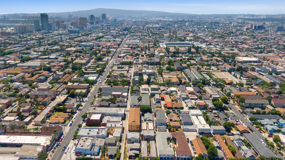 Building Photo - 425 Gaviota Ave