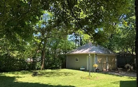 Building Photo - 434 E Berteau Ave