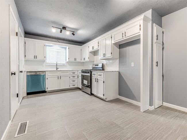 Building Photo - 14008 Gateway Dr