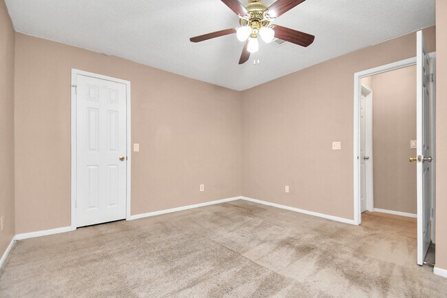 Building Photo - 8723 Rocky Valley Dr