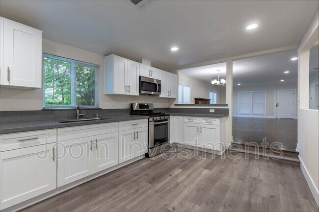 Building Photo - 912 N Stoneman Ave