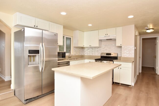 Building Photo - Spacious 5 Bedroom 3 Bathroom Home in Sandy!