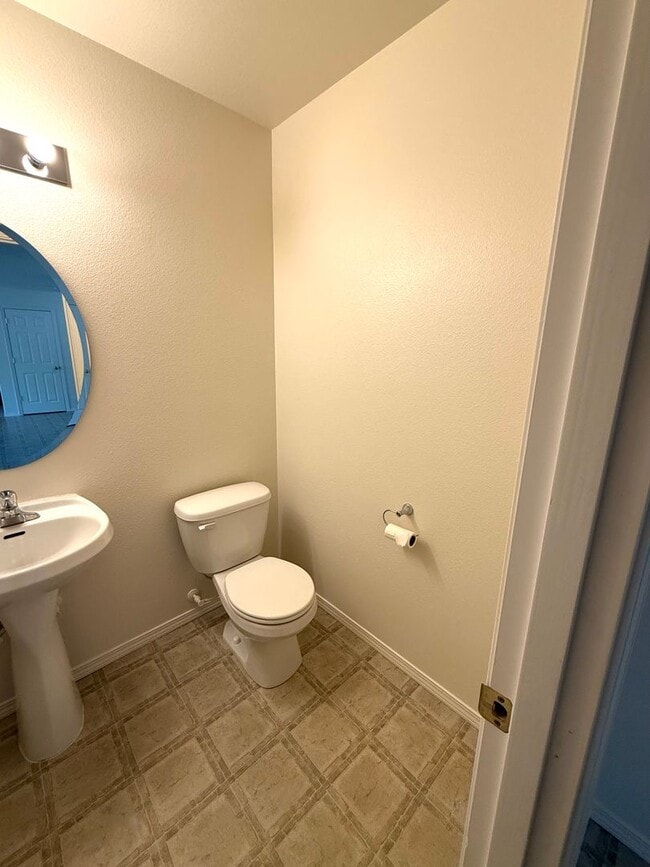 Building Photo - MOVE IN SPECIAL!!! Spacious 4-Bedroom Rent...