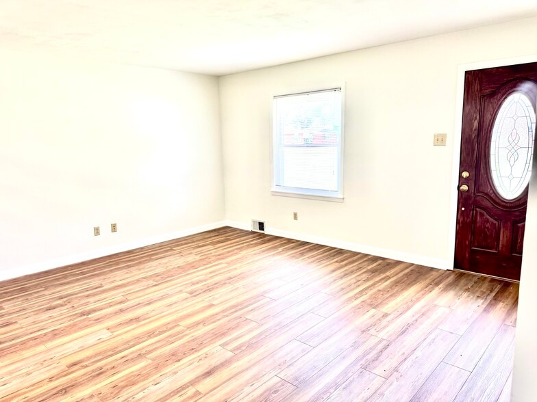 Building Photo - 2700 Castlewood Pl