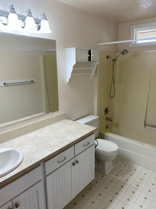 Building Photo - Sought After Bethel Neighborhood