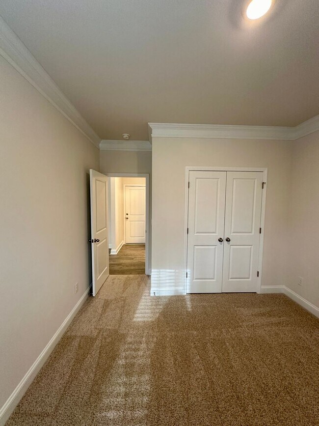 Building Photo - Beautiful 4BR/3BA Home in Falls Cove @ Lak...