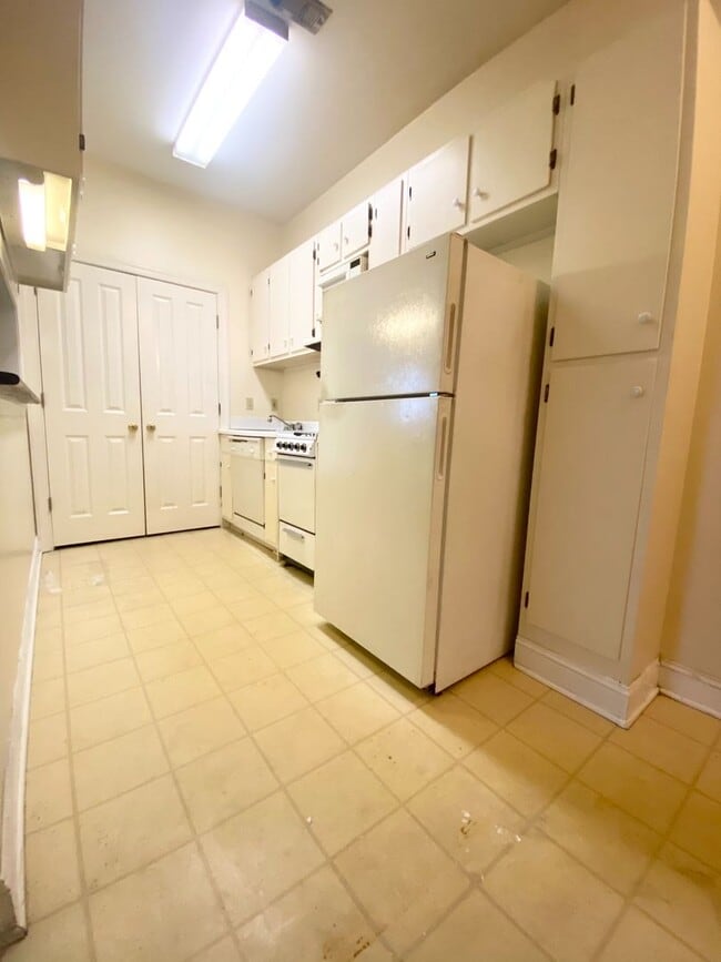 Building Photo - 326 N Madison St