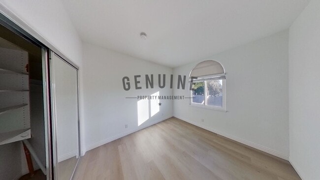 Building Photo - Beautiful 3BD 3.5BA Townhome in Newport Heights