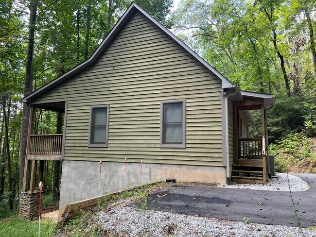 Building Photo - Beautiful 3/2 Mountain Home Rental!