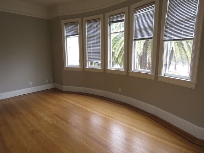 Building Photo - Elegant 4 bedroom House  with bonuses