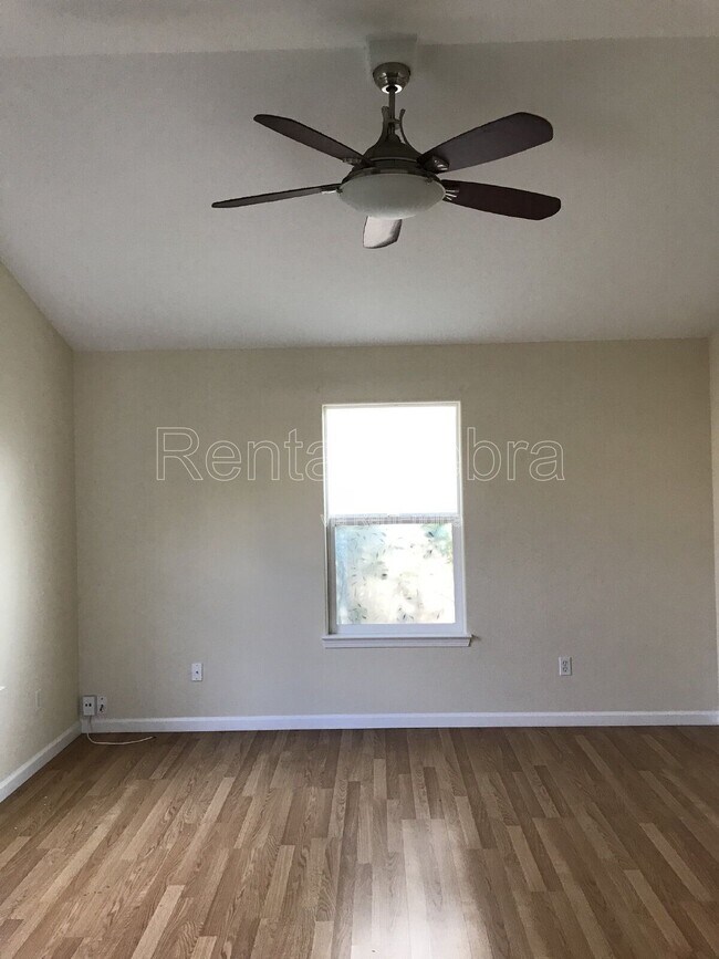 Building Photo - 2062 Red Oak Cir