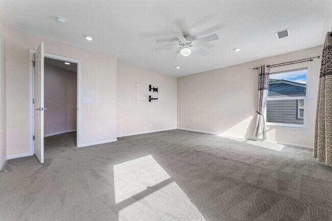 Building Photo - Lovable 3 Bed, 2.5 Bath Single Family Thor...