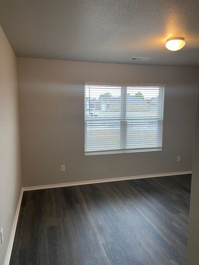 Building Photo - *St Patrick's Day Deal!* Three Bedroom | T...