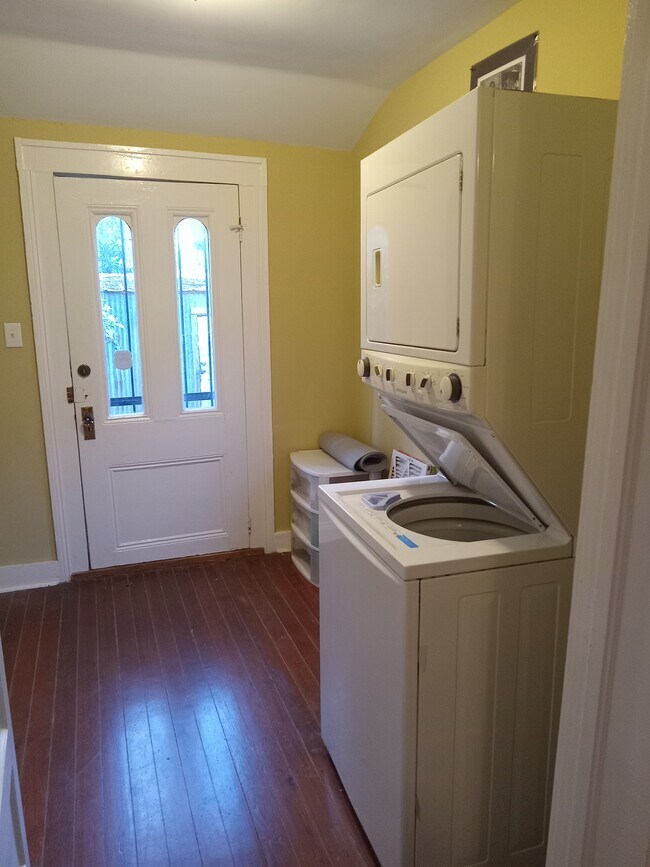 Building Photo - 1010 Louisa St