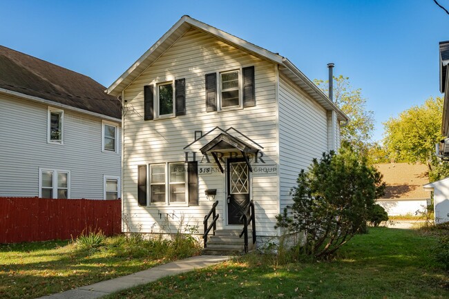 Building Photo - 4 Bedroom Home-Walking Distance to Downtown Rochester!