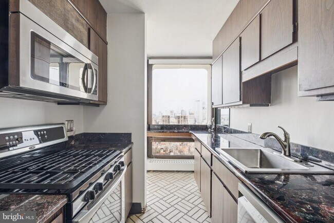 Building Photo - 220 Locust St