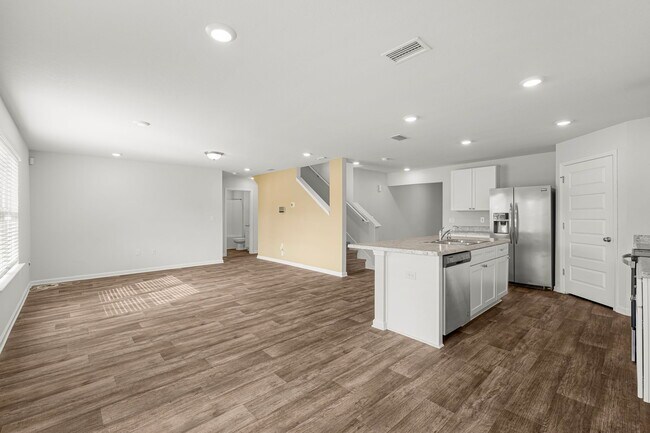 Building Photo - 5832 Viking Wy