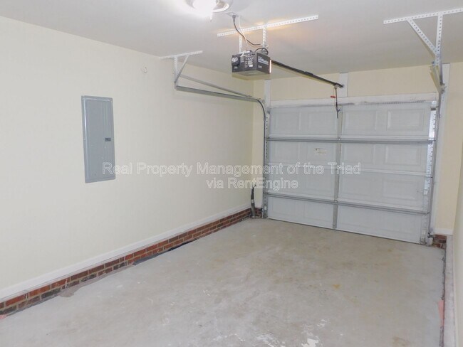 Building Photo - 1856 Oakhurst Park Ln