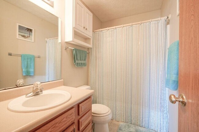 Building Photo - South side 3 Bedroom, 2 Bath Home, w/ 2 car attached garage