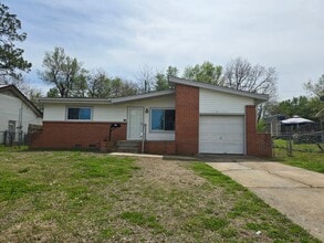 Building Photo - 3 bed 1 bath in Tecumseh!