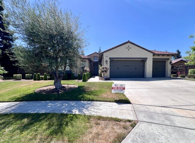 Building Photo - $2,695 Bullard & Hwy 99, 4 Bedroom With So...