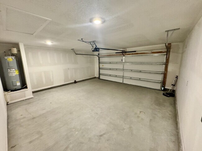 Building Photo - New rental in Brighton Oaks! Conveniently located off Hwy 231, this community conveniently close ...