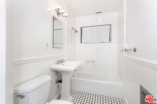 Building Photo - 1210 S Bedford Dr