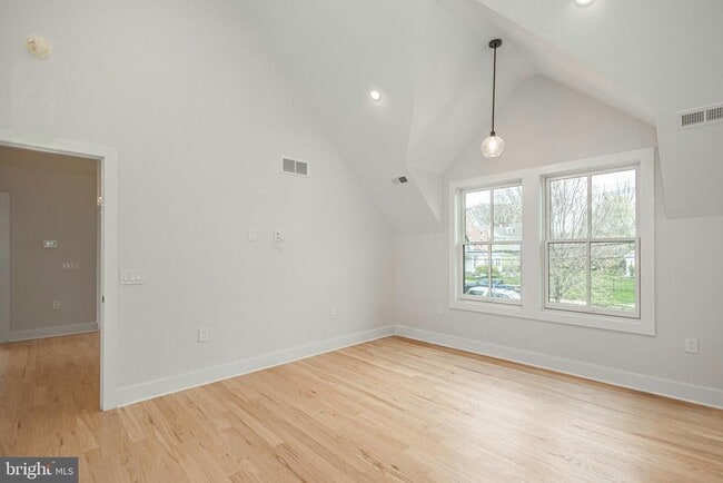 Building Photo - 156 W Oakland Ave