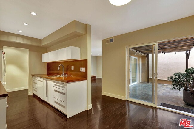 Building Photo - 1010 Palm Ave