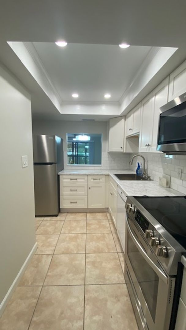 Building Photo - Beautiful Condo Fully Remodeled!! Close to Beaches! West of the Trail!!