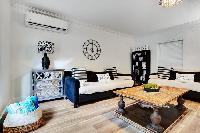 Building Photo - 311 SE 3rd Ave