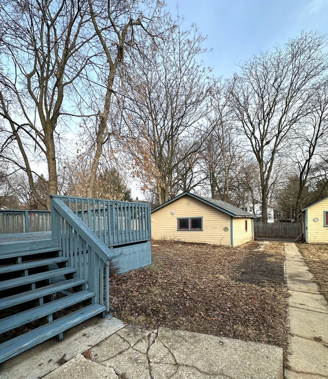 Building Photo - 408 S Gardiner Ave