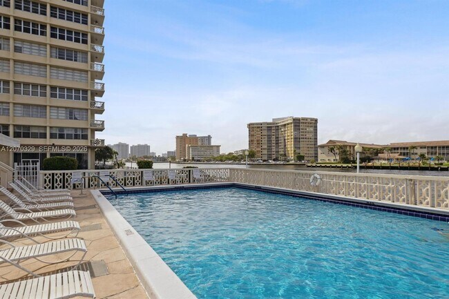 Building Photo - 1817 S Ocean Dr