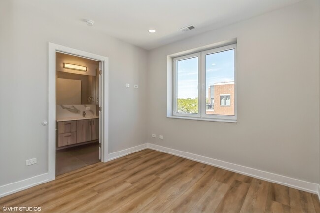 Building Photo - 3729 W Belmont Ave