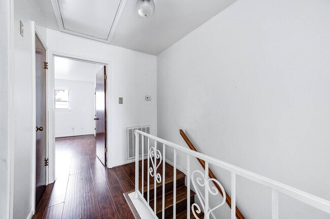 Building Photo - 1609 Mapleton Dr