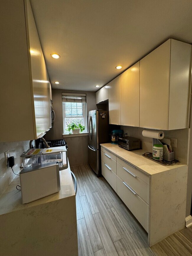 Building Photo - Modernized Fully Furnished 1BR, 1BA Condo at Arbors of Arlington