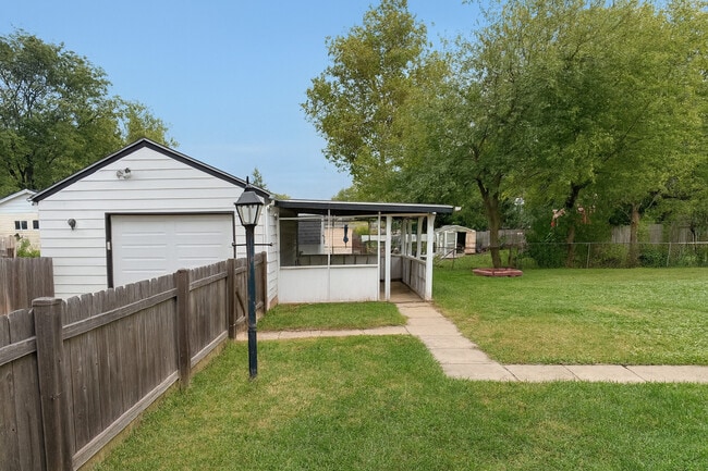 Building Photo - 404 Thoria Rd