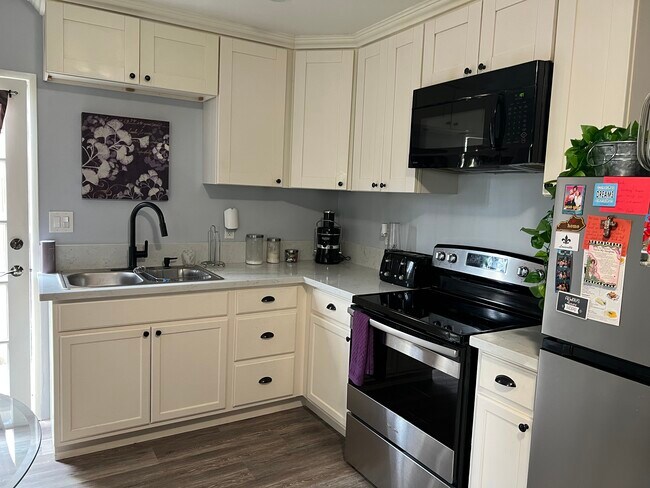 Building Photo - 6006 Donna Ave