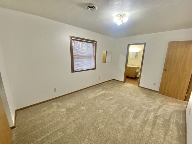 Building Photo - 534 Stonecastle Ct