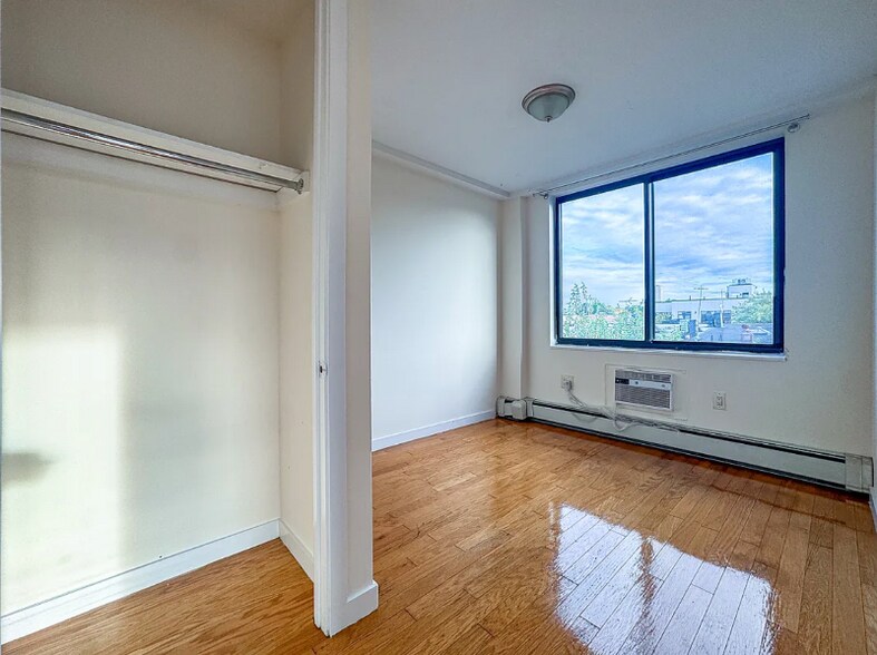 Building Photo - 924 Metropolitan Ave