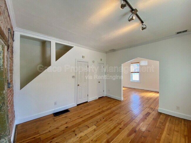 Building Photo - 819 E 25th Ave