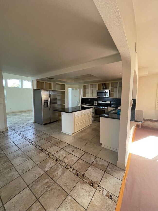 Building Photo - Spacious House for Rent