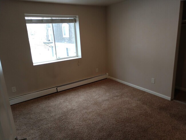 Building Photo - 1025 Riverside Dr