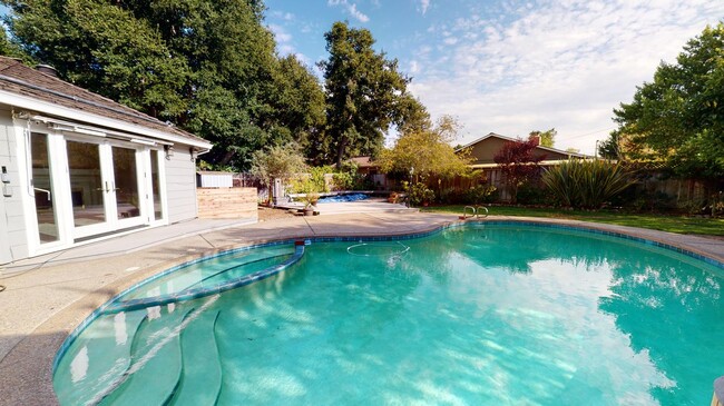 Building Photo - Stunning Los Altos home with private pool