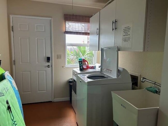 Building Photo - Furnished 3Bed, 2Bath Upstairs of House with Lanai