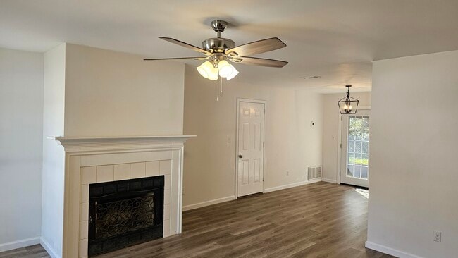 Building Photo - 406 Parkwood Pl