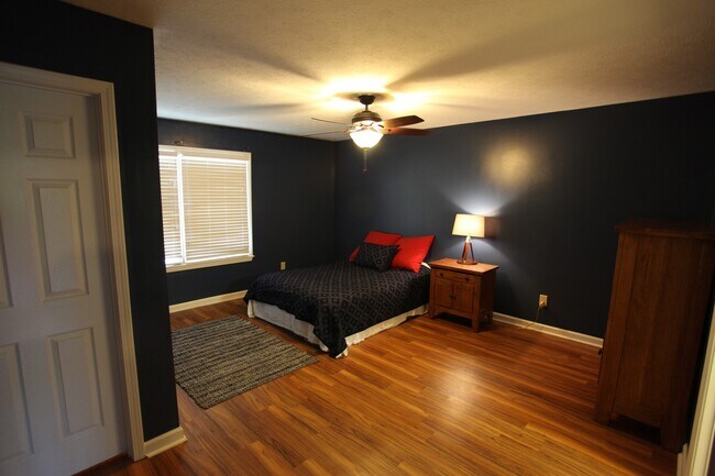 Building Photo - Cornerstone Condo Available Fall!