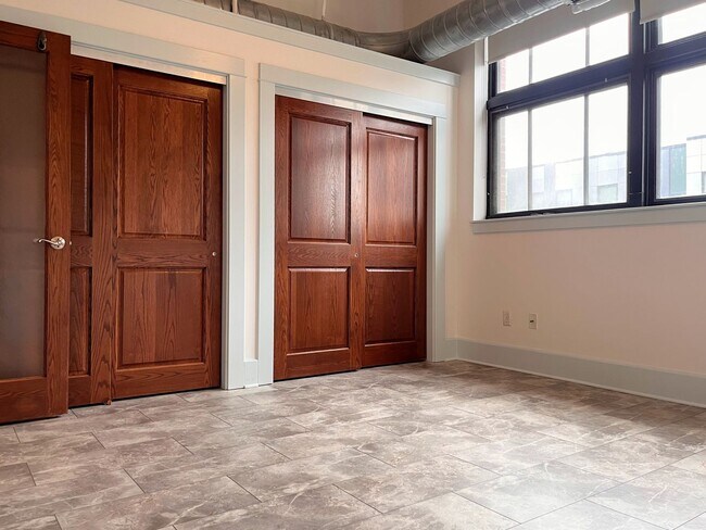 Building Photo - 210 Ellicott St