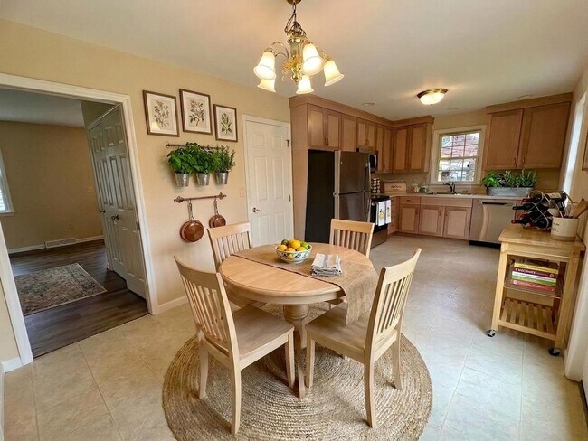 Building Photo - 3 Bedroom 2.5 Bathroom Home Available in Elizabethtown!